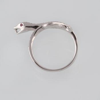 RING, 18K vitguld med briljantslipade diamanter ca 0.29 ct samt 2 rubiner ca 0.02 ct. Vikt 4,6 gram.