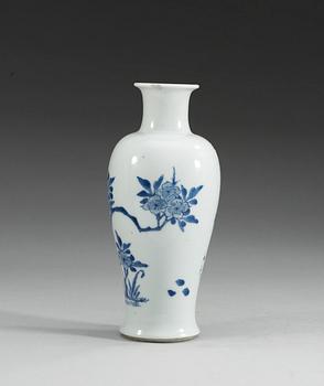 A blue and white vase, Qing dynasty, Kangxi (1662-1722).