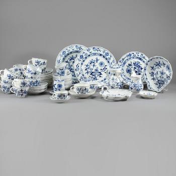 SERVISDELAR, 34 delar, porslin, "Lökmönstret", Meissen, 1900-talets andra hälft.
