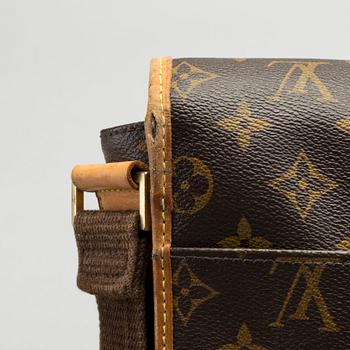 LOUIS VUITTON, messenger bag.