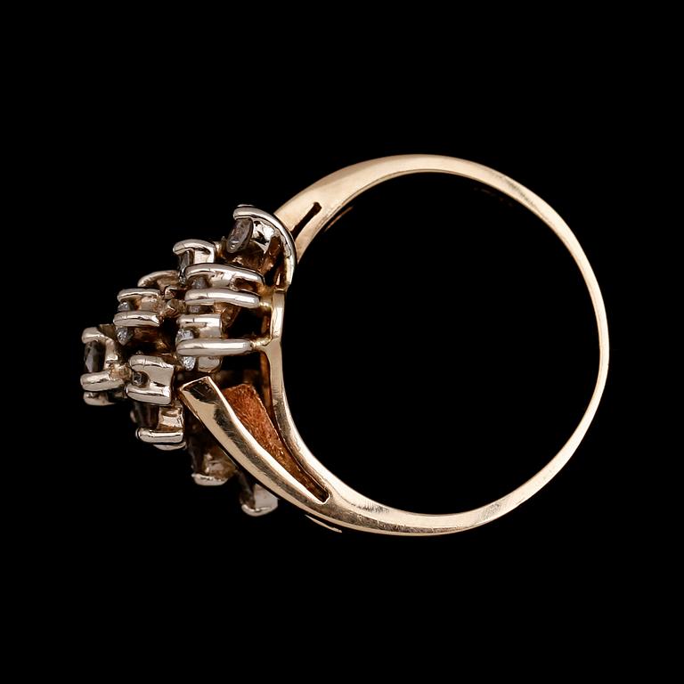RING, 14 k guld, 15 briljantslipade diamanter.