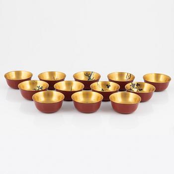 Schatull med uppsättning 12 skålar, lack. Japan, 1930.  Med märkning inne i schatullet 28/5 1930.