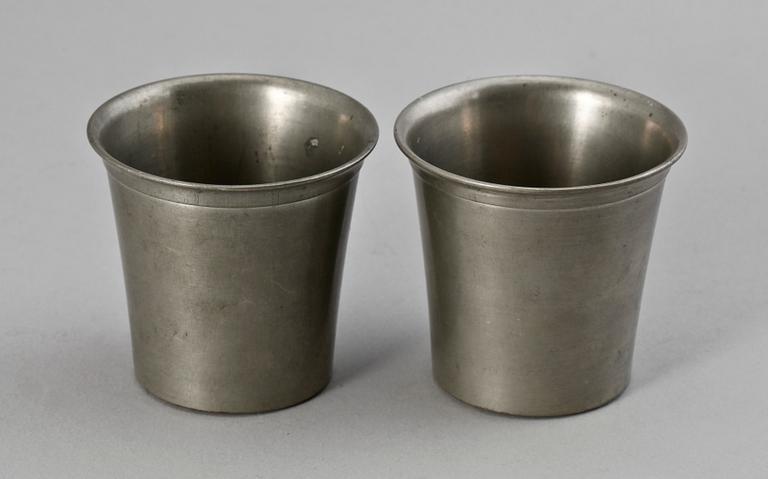 LJUSSTAKAR SAMT ett par BÄGARE, tenn, Firma Svenskt Tenn. 1926 resp 1930.