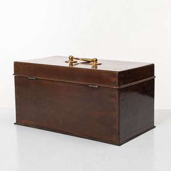 A mahogany box, 19th century.