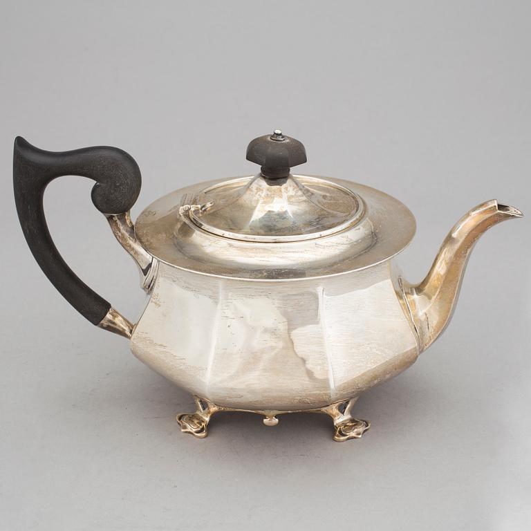 TEKANNA, silver, Charles Clement Pilling, London, 1912. Vikt ca 702g.