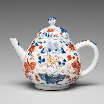 An imari tea pot with cover, Qing dynasty, 18th Century.