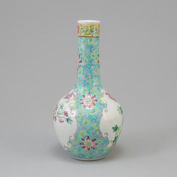 A chinese famille rose porcelain vase. Qing dynasty, Guangxu (1874-1908), with Kangxi four character mark.