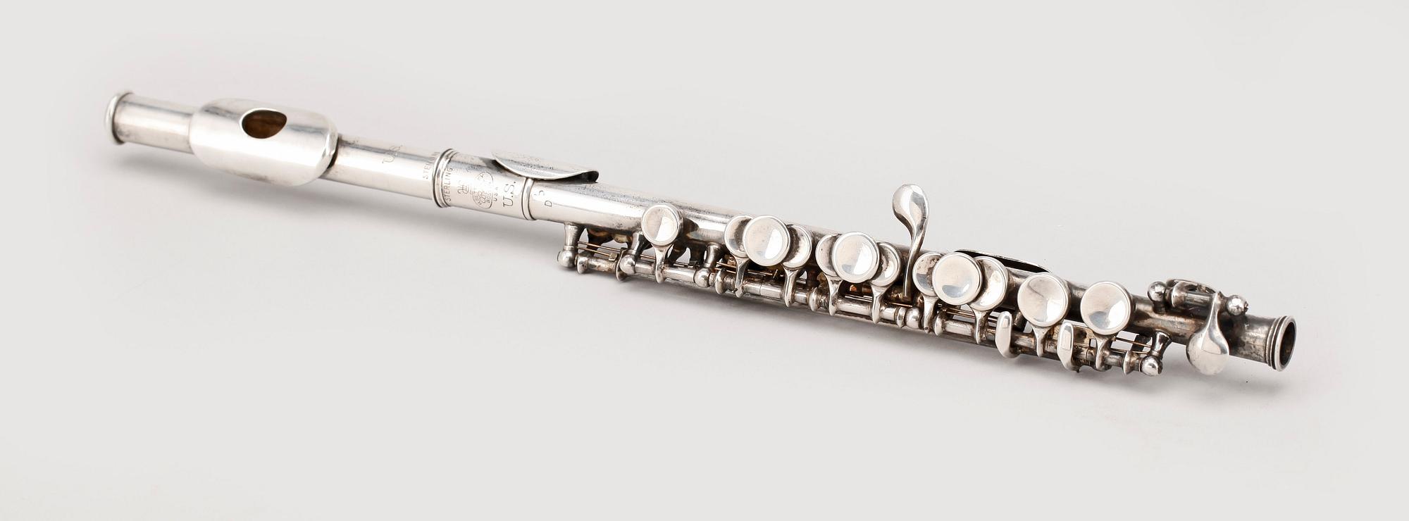 TVÄRFLÖJT, sterling silver, H. Bettoney, Boston, 1900-talets fösta hälft. Vikt ca 145 gram.