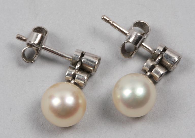 ÖRHÄNGEN, ett par. 18k vitguld diamater och pärla.