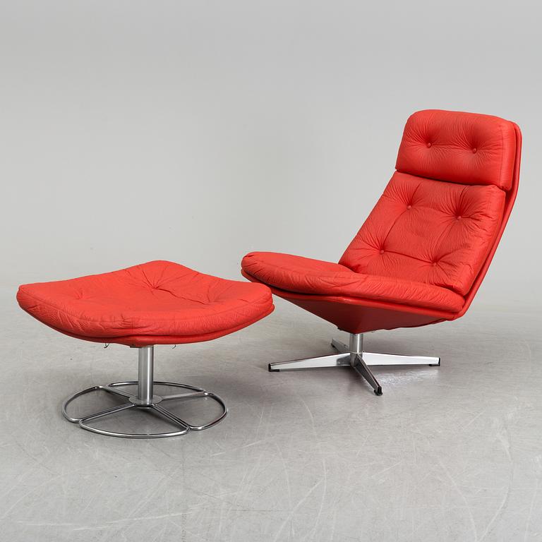 FÅTÖLJ SAMT FOTPALL, troligen 1960 / 70-tal.