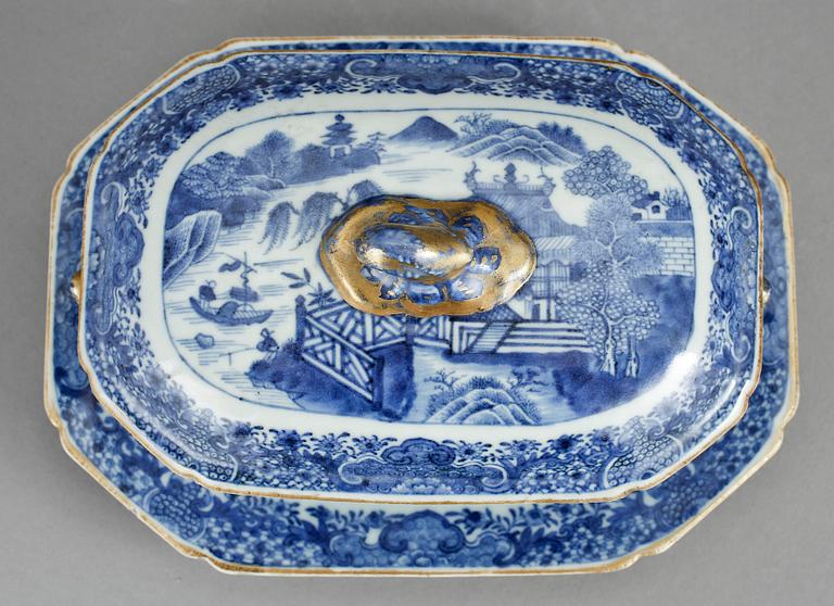 SMÖRTERRIN på FAT, porslin, Kina, Qianlong, (1736-95).