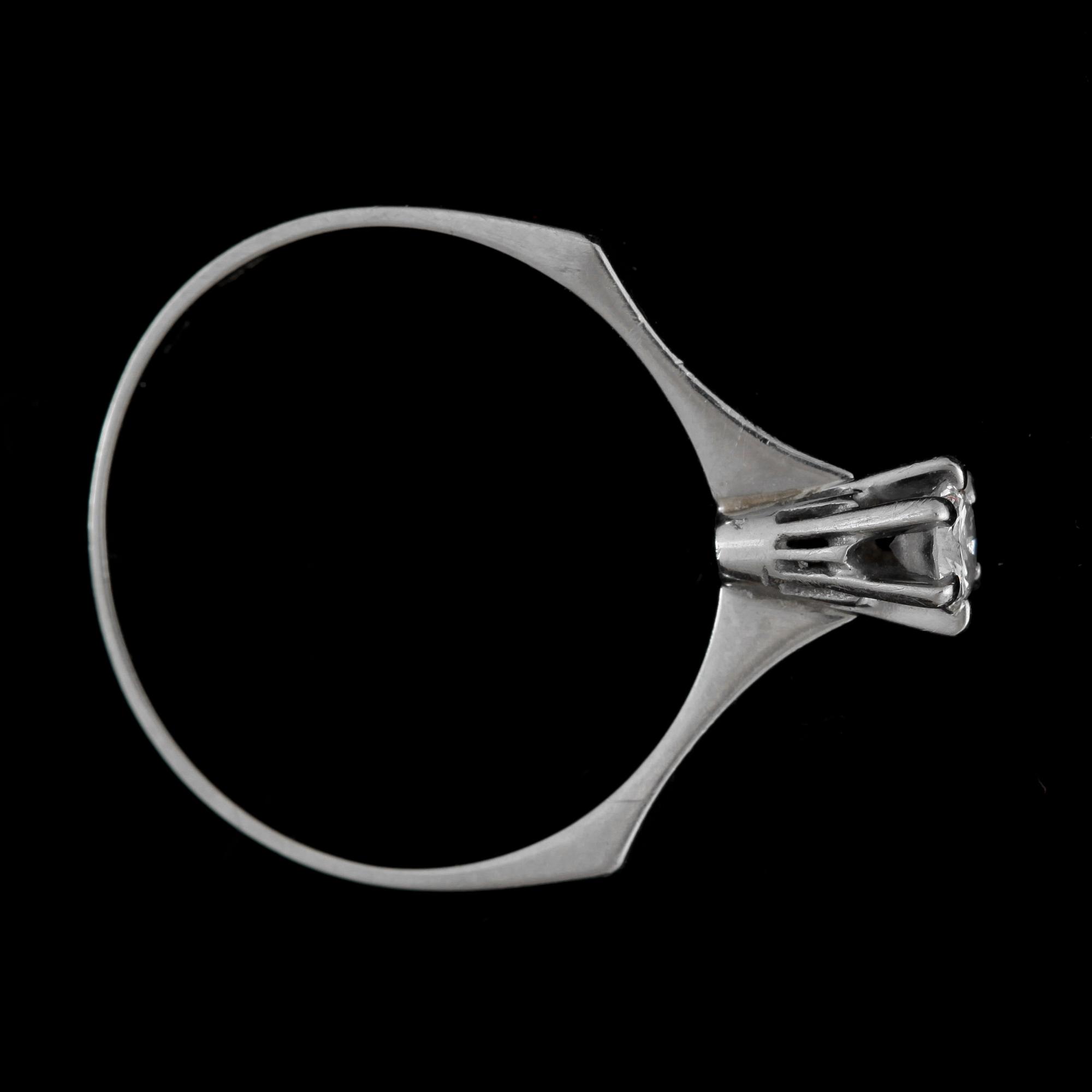 RING, 18k vitguld med briljantslipade diamant, enligt gravyr 0,175 ct. Vikt ca 1,9 gram.