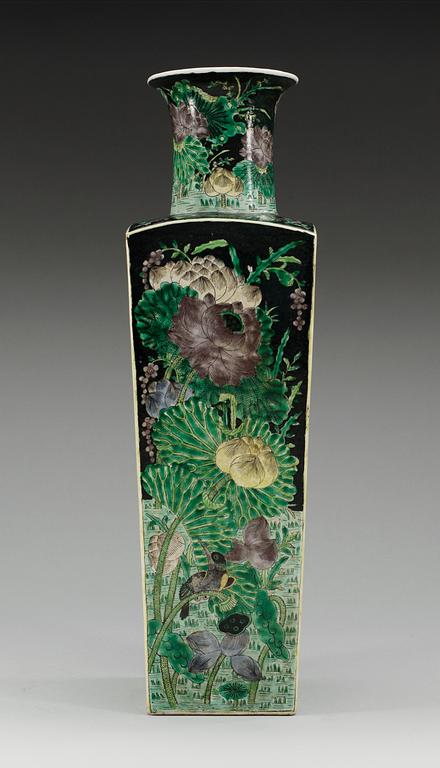 A famille noir vase, Qing dynasty (1644-1912).