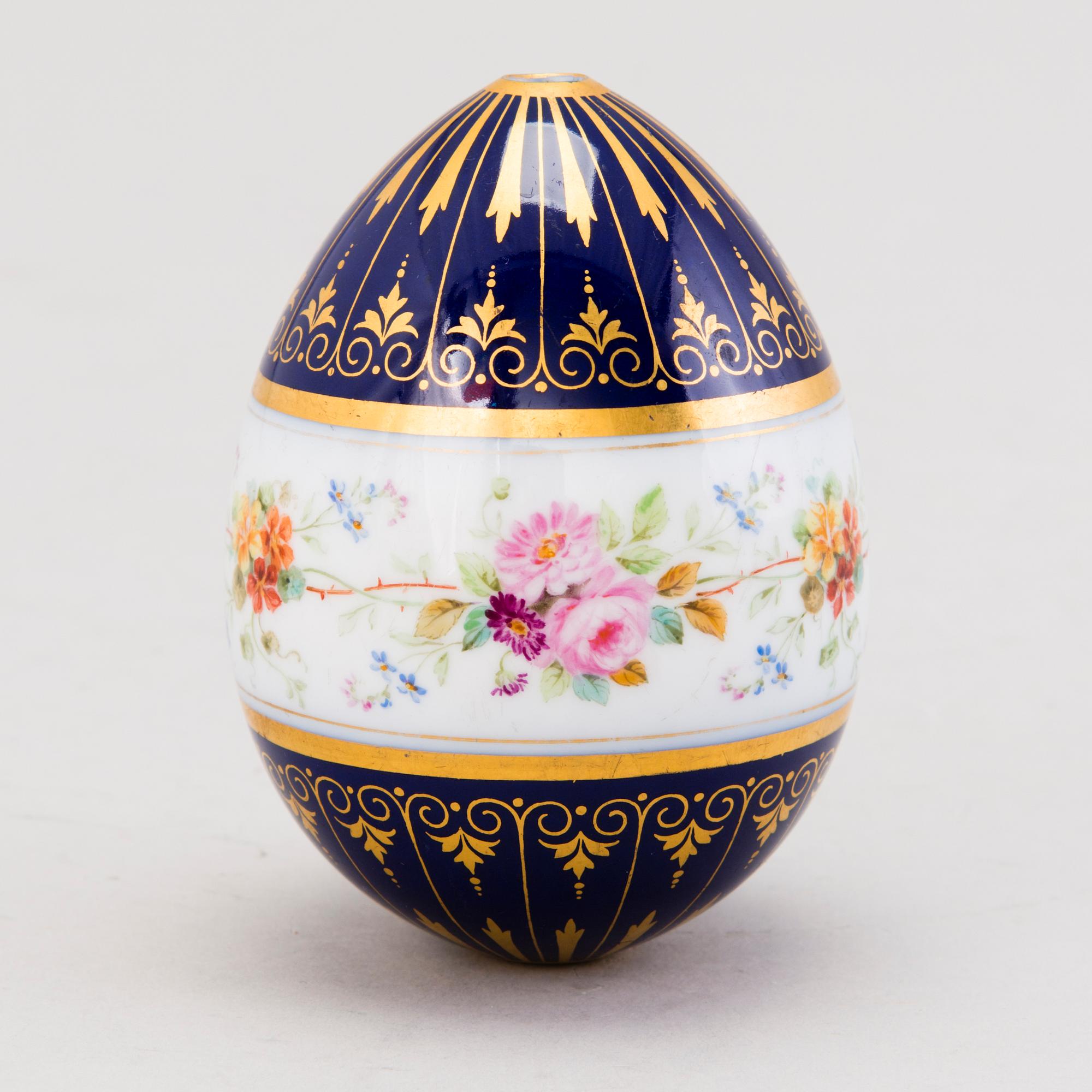 A Russian Easter porcelain egg from the time of Alexander I (1801-1825).