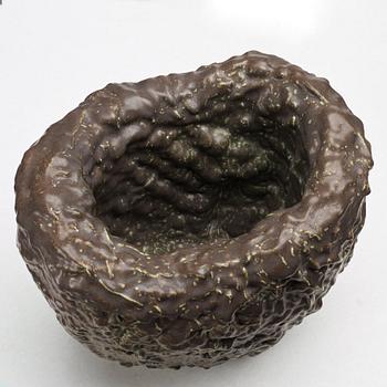 Mårten Medbo, vas, signerad och daterad 2001.