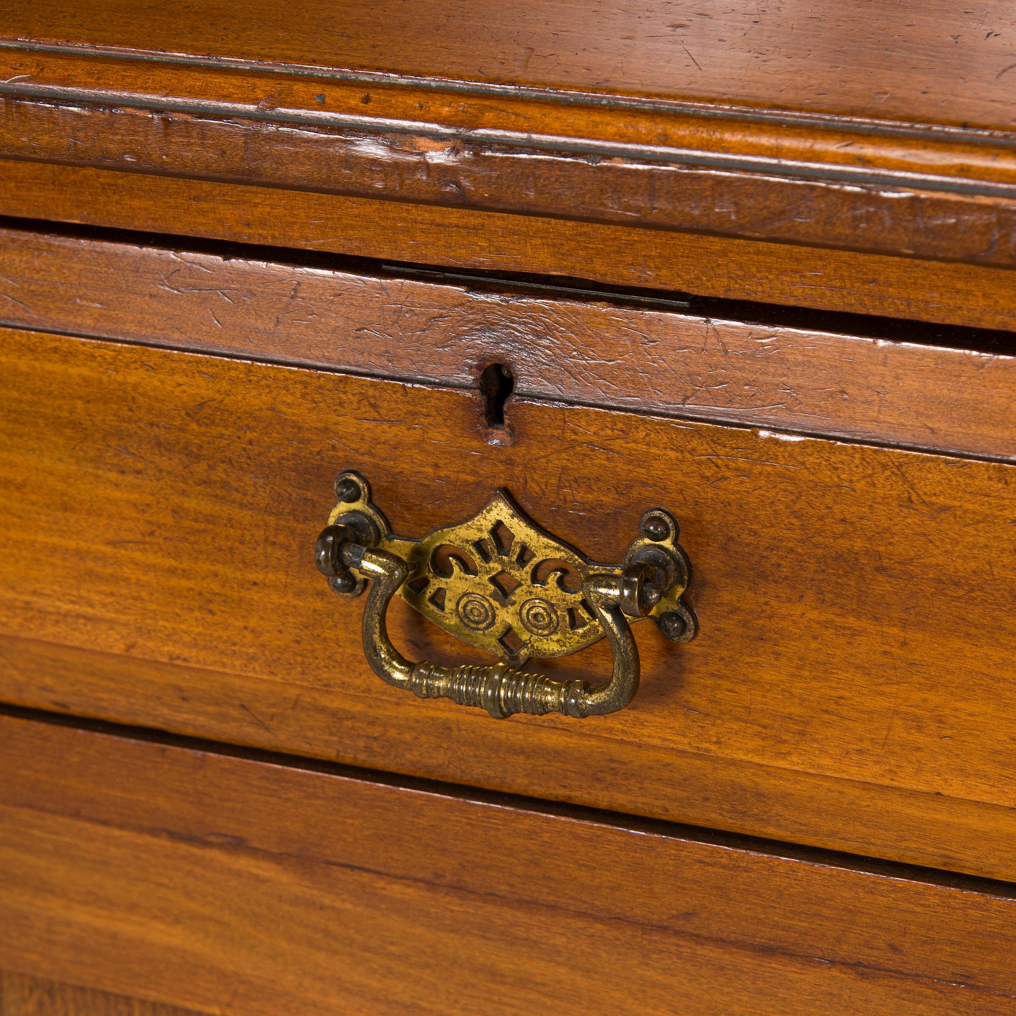 Vitrinskåp, 1900-talets första hälft.