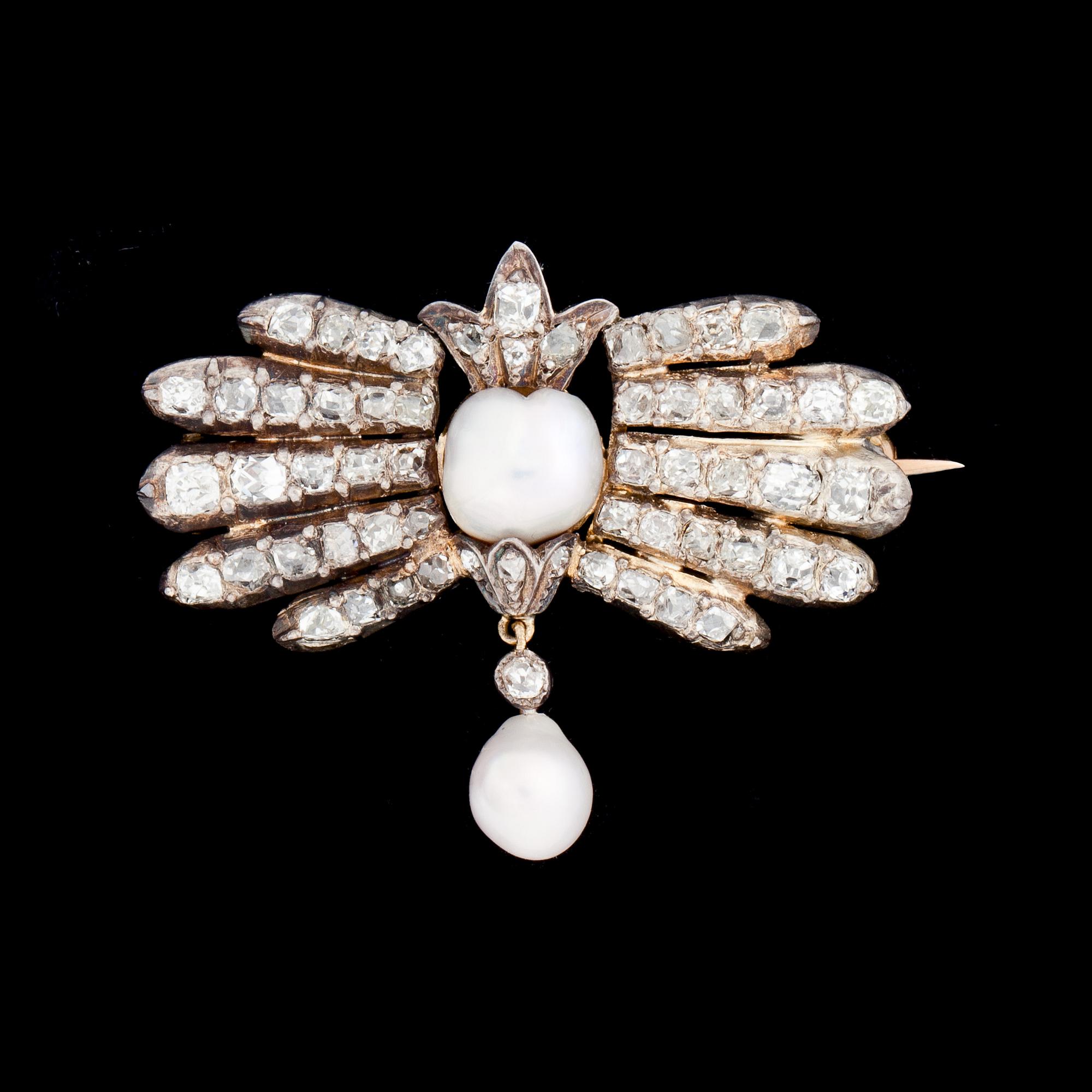 BROSCH, 18k guld och silver, besatt med fasettslipade diamanter och pärlor. 1900-talets början. Vikt ca 8,3 g.