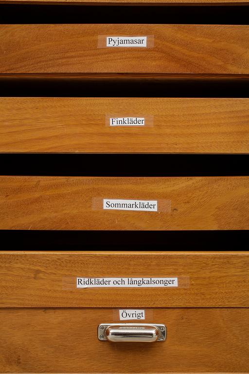 KLÄDSKÅP, funkis, 1930/40-tal.