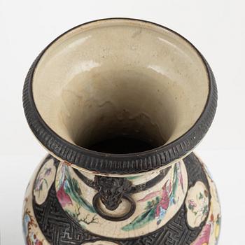 A pair of vases, late Qing dynasty, around 1900.