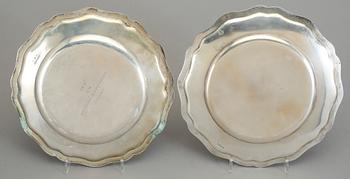 FAT 2 st SAMT 5 TALLRIKAR, silver, bla CG Hallberg, 1902-12. Vikt ca 2500 gram.