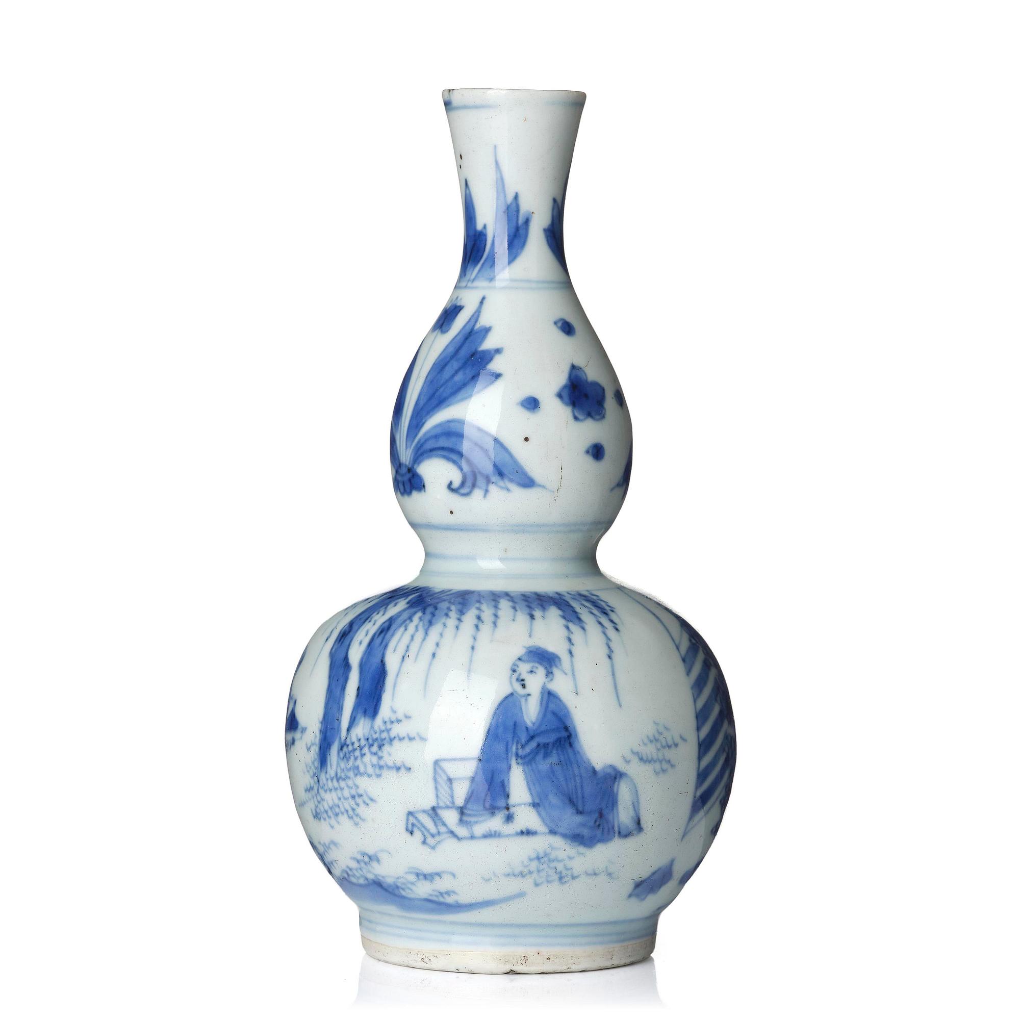 A blue and white Transitional vase, 1630/40's.