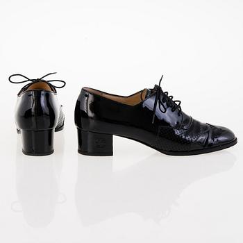 CHANEL Black Patent Leather Brogue Lace-up shoes in size 39.