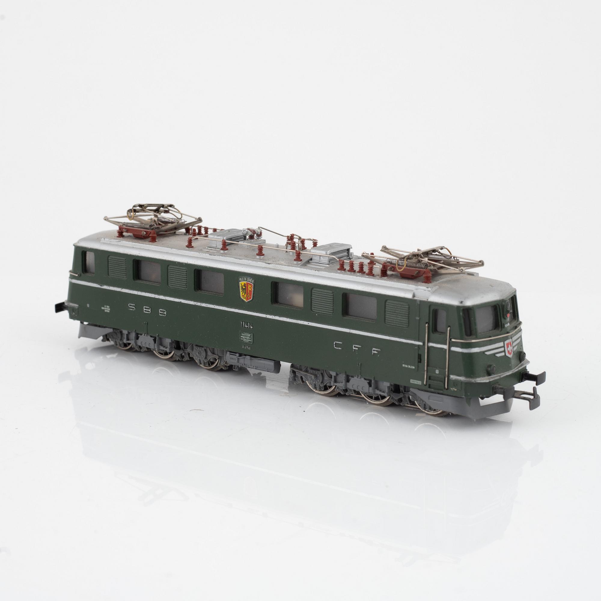 Märklin, two electric locomotives, model 3528 and 3338, and six cargo cars, gauge H0.