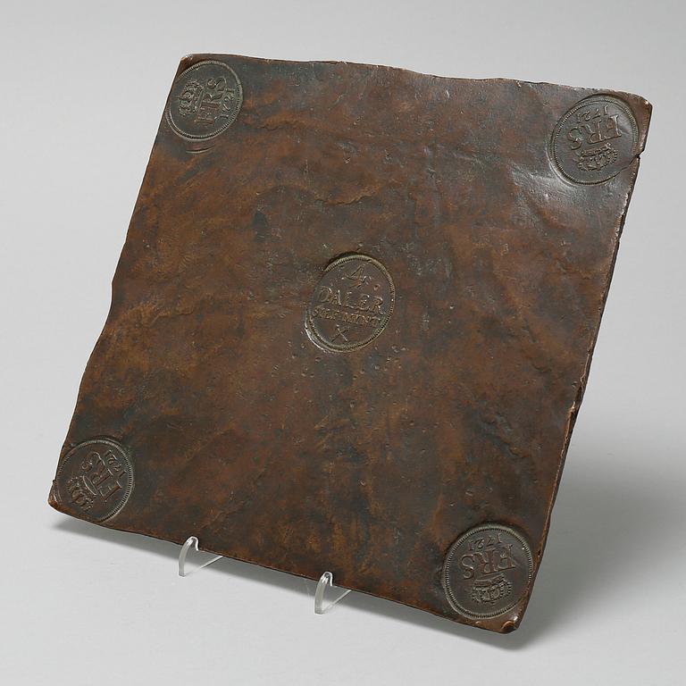PLÅTMYNT, 4 daler, daterad 1721.