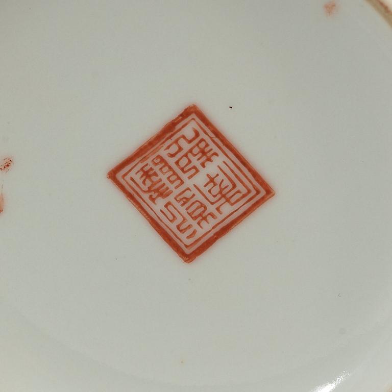 VAS, porslin. Kina, troligen Republik. Qianlongs silgillmärken.