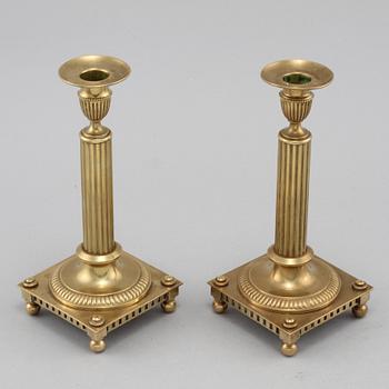 LJUSSTAKAR, ett par, mässing, 1900-talets första del.