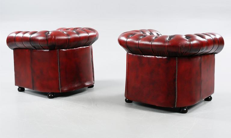 A pair of Chesterfield lounge chairs, second half of the 20th century.