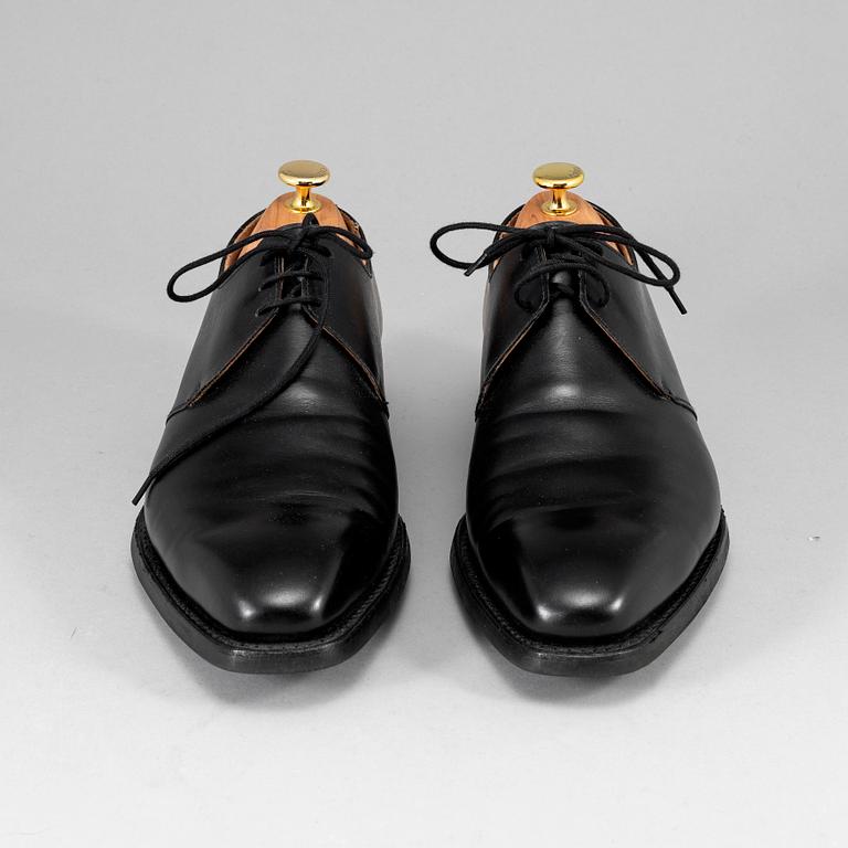 CROCKETT & JONES, a pair of black leather 'Highbury' shoes, size 8.
