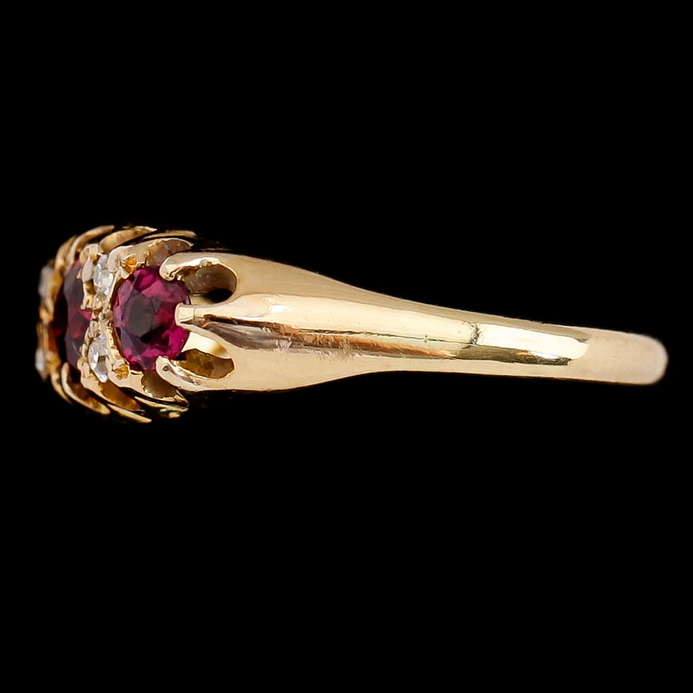 RING, 18 k guld med diamanter och röda stenar, England, 1900-talets första hälft. Total vikt ca 3 gram.