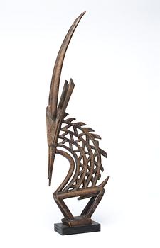 1132. HUVUDPRYDNAD. Tshiwara (stiliserad antilop). Trä. Bambara-stammen. Mali ca 1920-1940. Höjd 86 cm.
