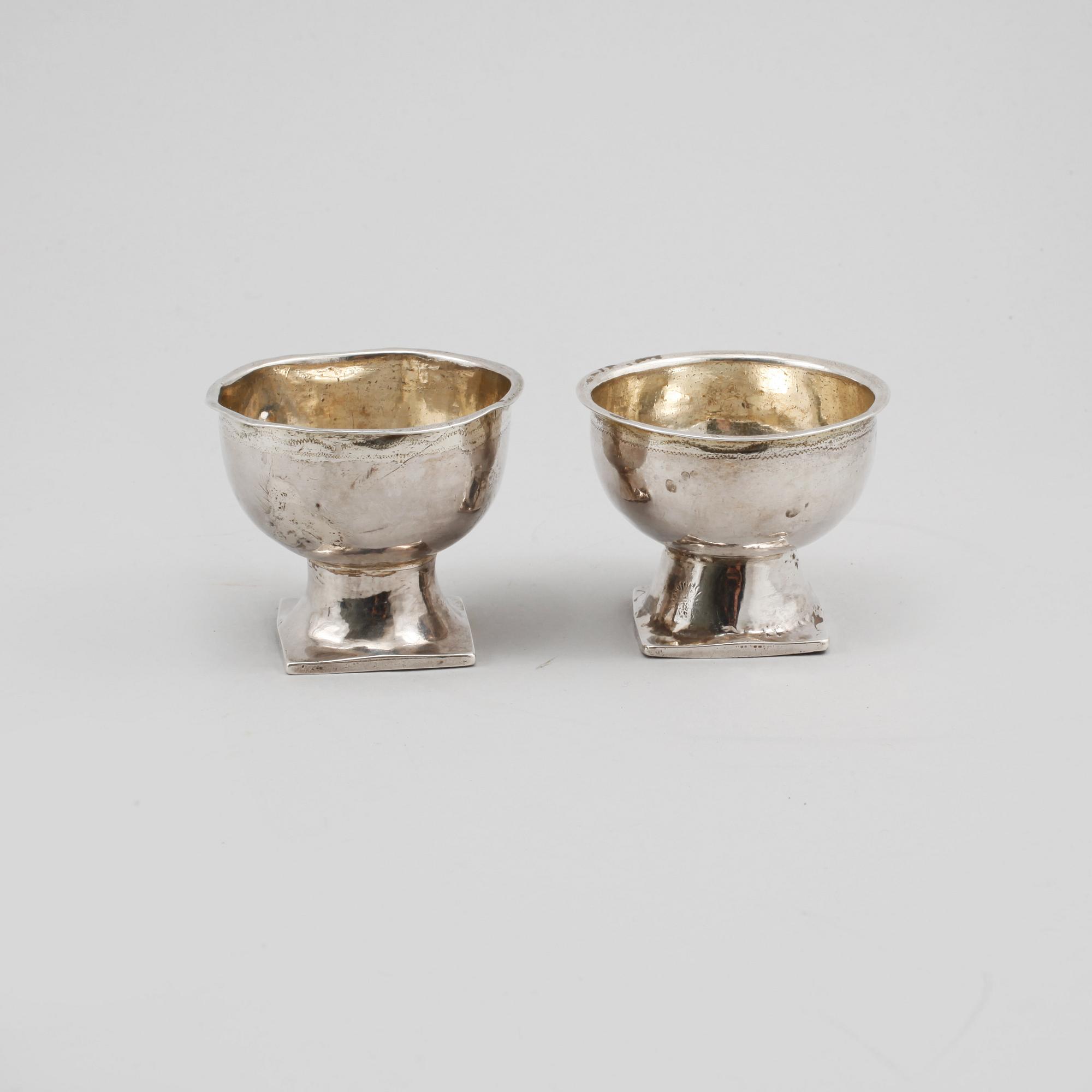 SUPKOPPAR, ett par snarlika, silver, delvis Georg Henrik Åkerberg, Växjö, 1800-talets första hälft, vikt 45 gram.