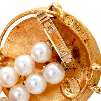A necklace of cultured pearls and pendant in 18K gold with a brilliant cut diamond.