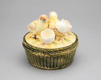 ÄGGKORG, fajans, 1900-talets första hälft, otydl märkning.