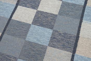 Margareta Åkerberg, matta "Jämtön blå," rölakan, ca 203 x 142 cm,  signerad GHV AB MÅ.