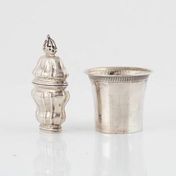 A set of silver boxes and a cup (6 pieces).