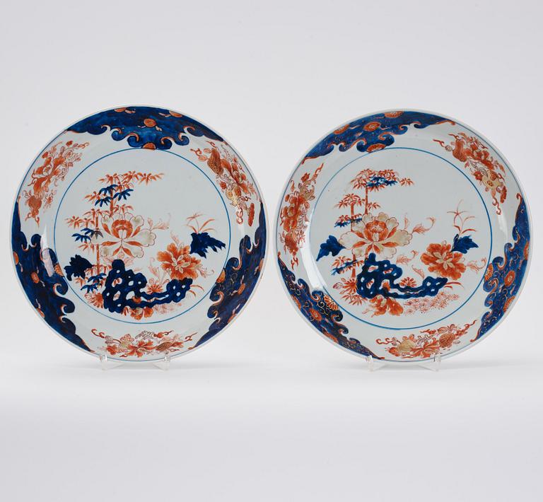 A part imari dinner service, Qing dynasty, early 18th Century. (4 pieces).