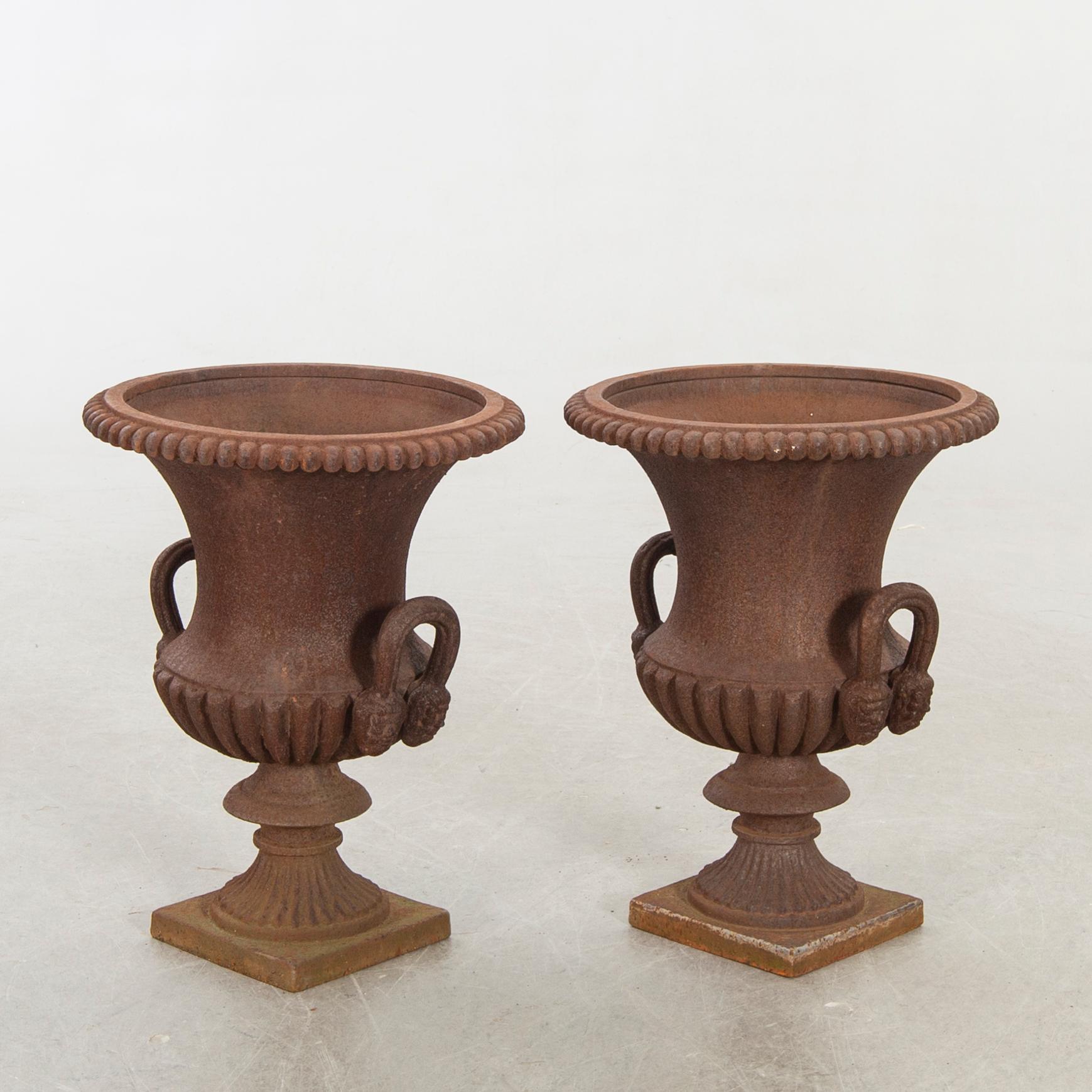 Urnor, ett par 1900-tal, gjutjärn.