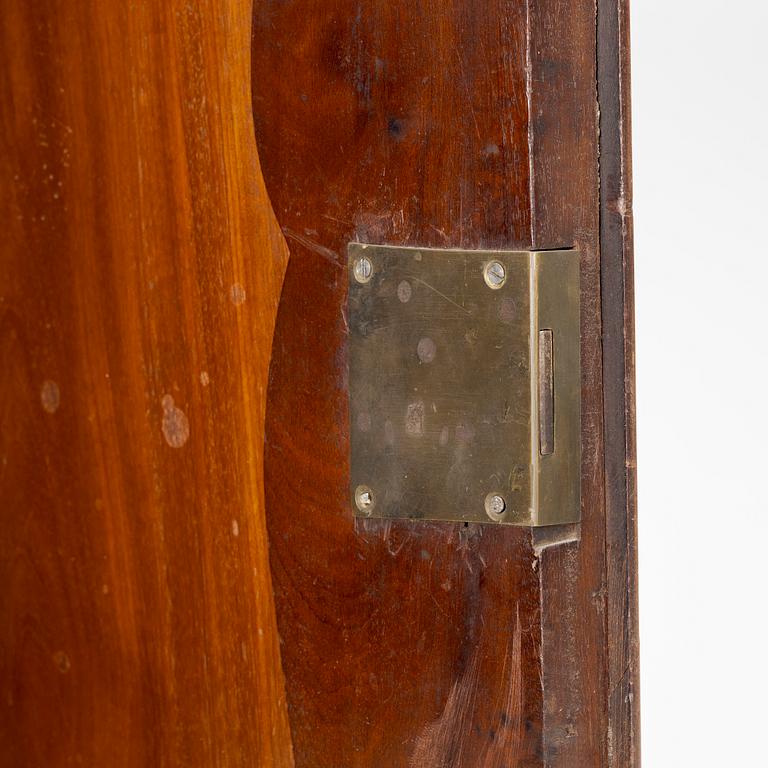 Vitrinskåp, troligen Holland, 1800-tal.