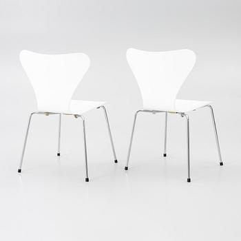 Arne Jacobsen, stolar, 2 st, "Sjuan", 1900-talets slut.