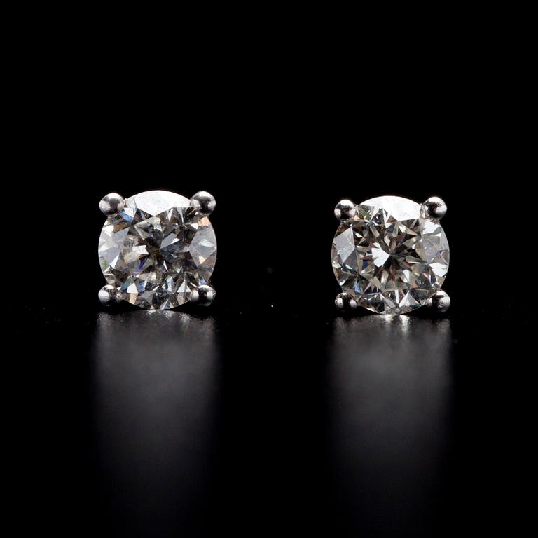 ÖRHÄNGEN, vitguld 18K, briljantslipade diamanter, tot. 0,81 ct. Vikt 1,67 g.