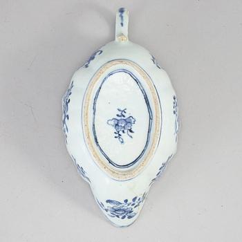 A set of five blue and white dessert dishes and a sauce boat, Qing dynasty, Qianlong (1736-95).
