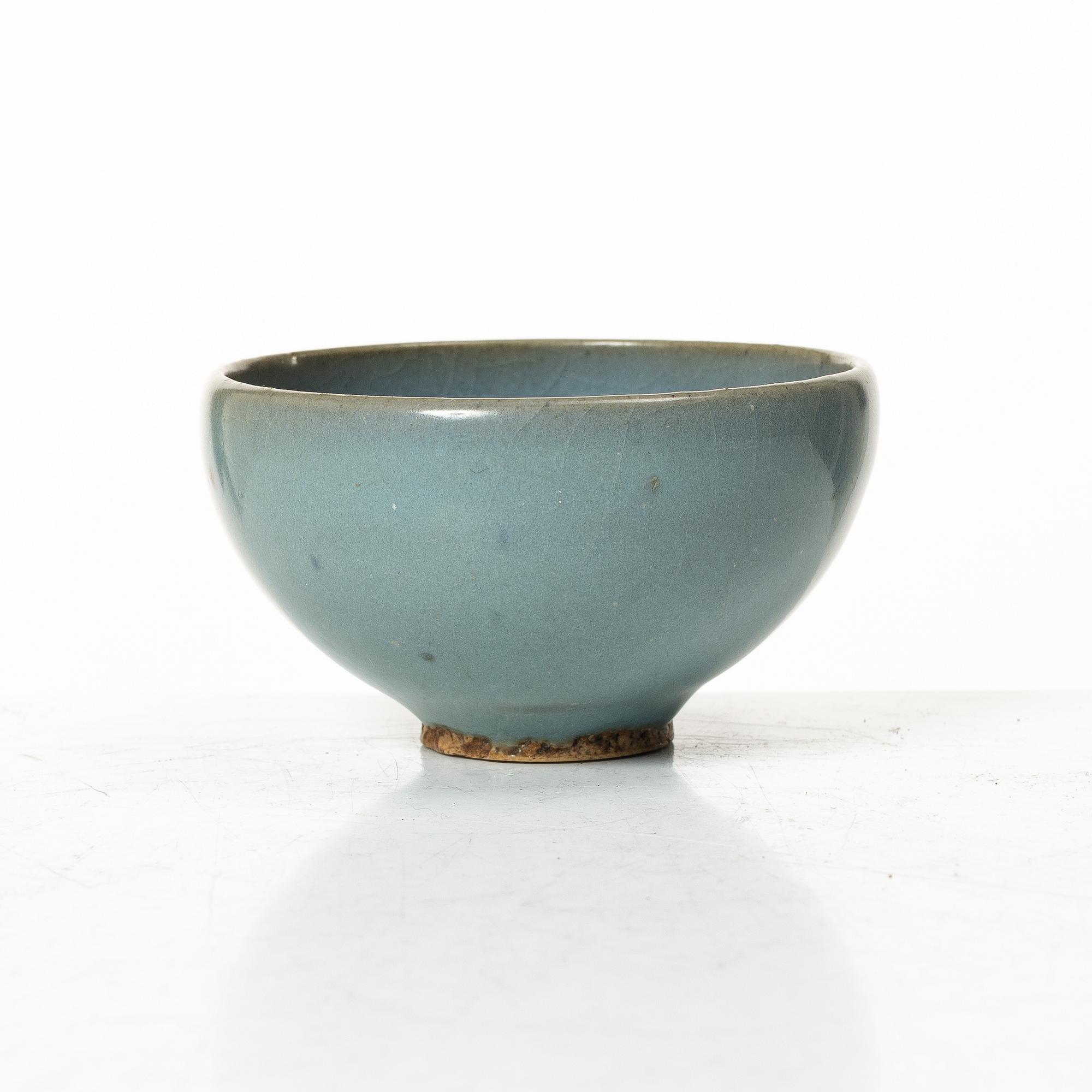 A Chinese Jun glazed bowl with a purple splash, late Qing dynasty / early 1900s.