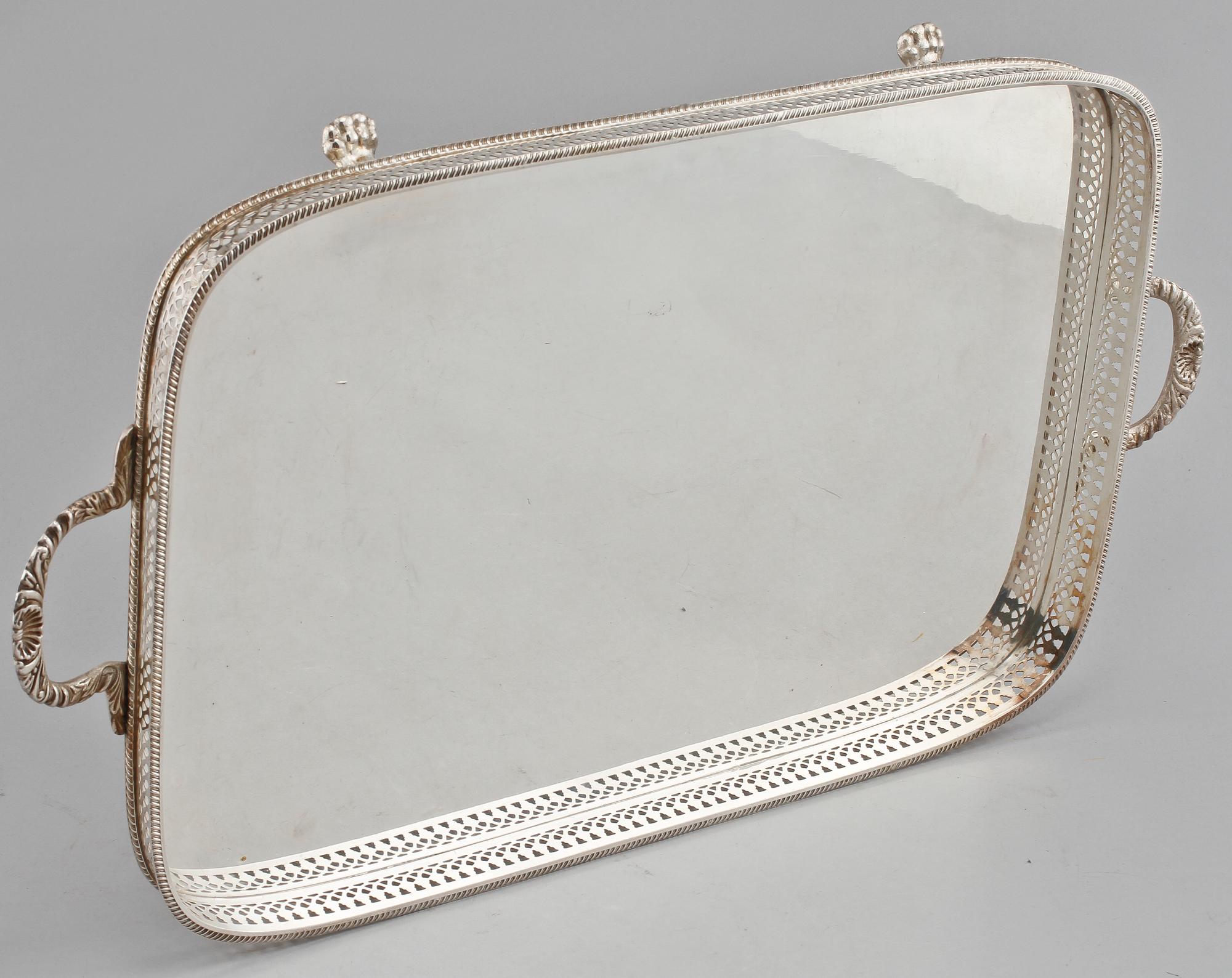 SERVERINGSBRICKA samt COASTERS, ett par, nysilver, 1900-tal.