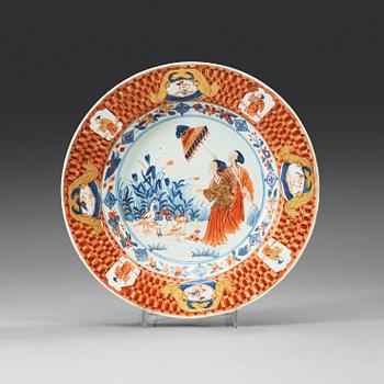 390. An imari 'Dame au Parasol' Pronk dish, Qing dynasty, circa 1730-40.