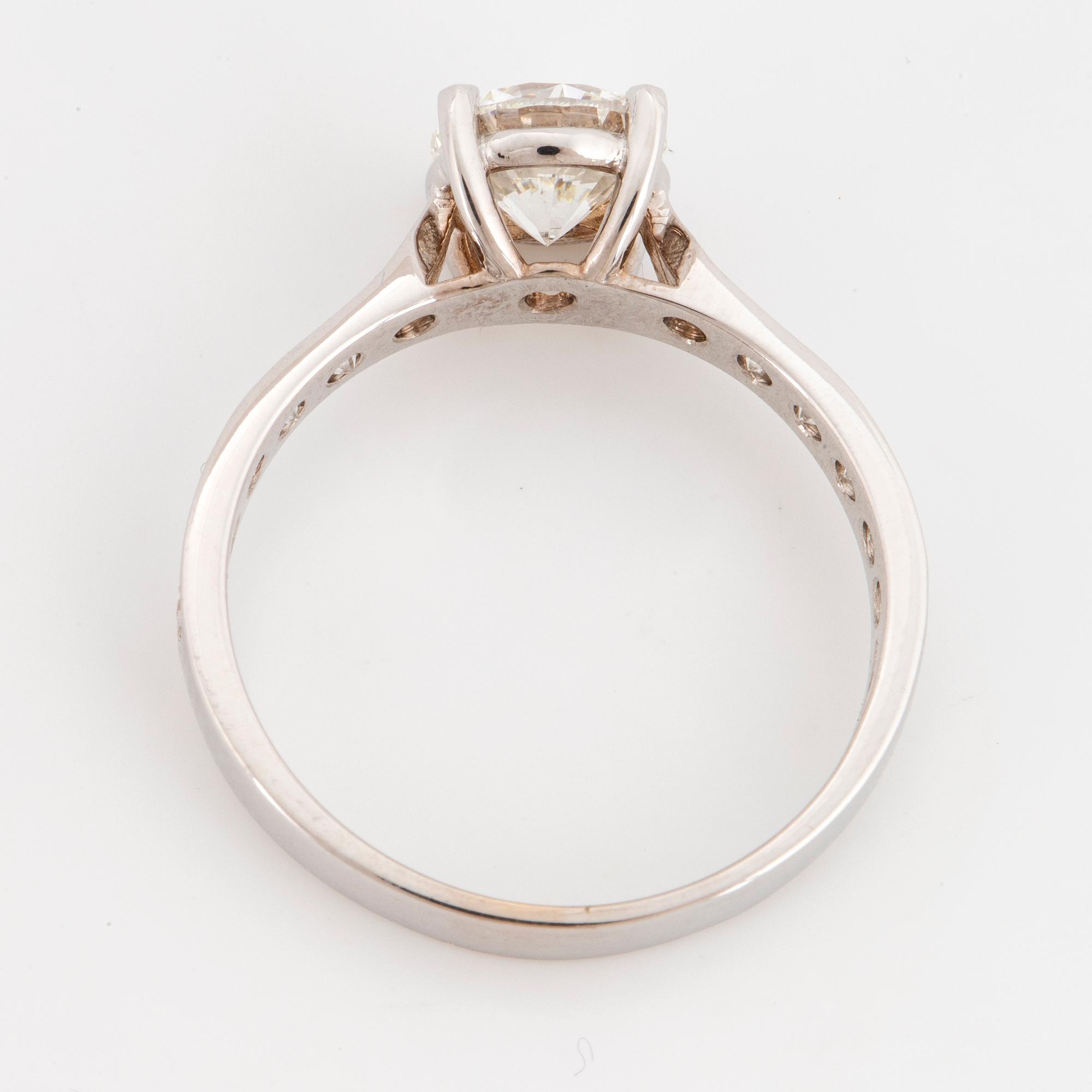 RING med briljantslipade diamanter.