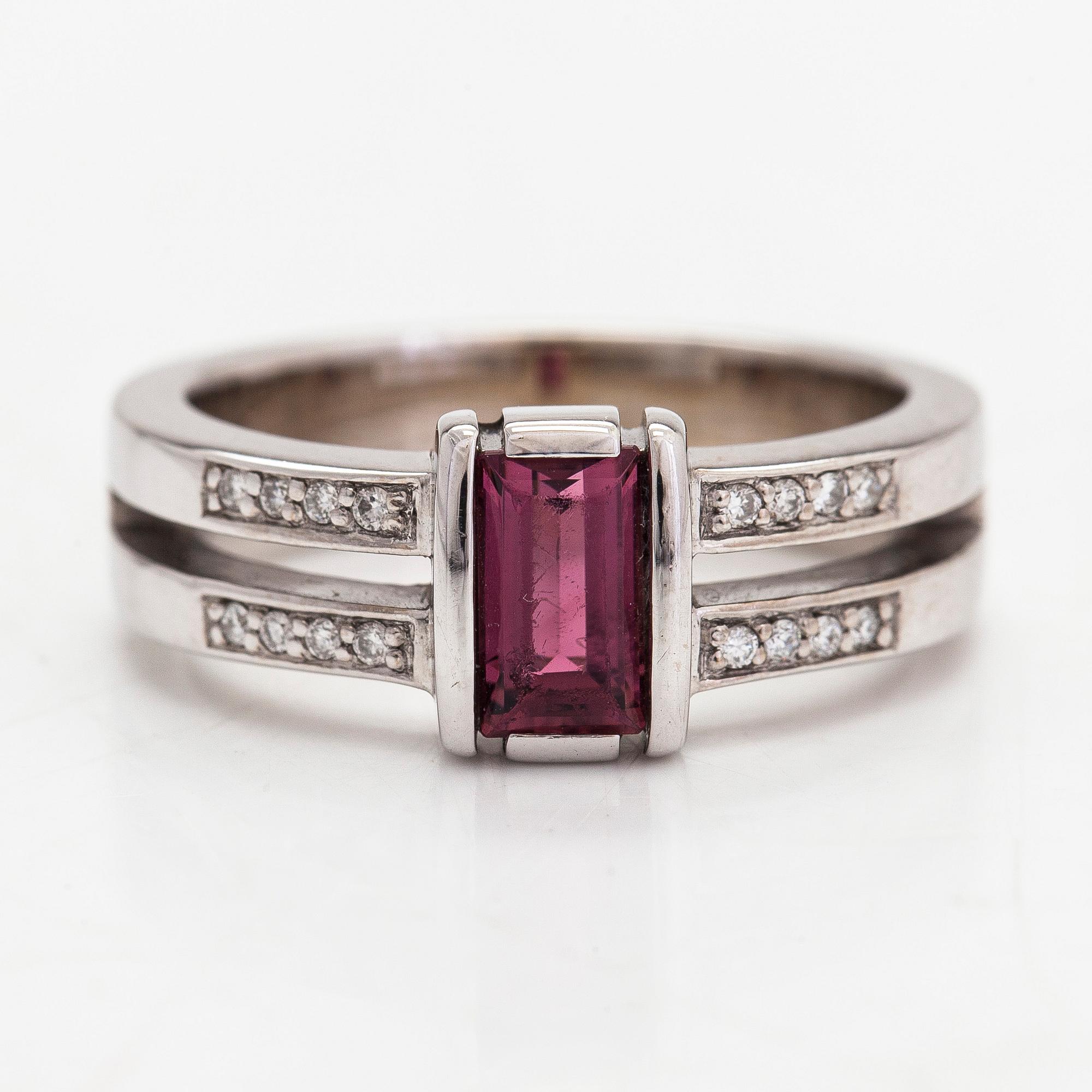 Sormus, 14K valkokultaa, turmaliini ja timantit yhteensä noin 0,048 ct. Timanttiset, Helsinki.